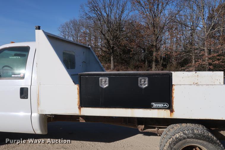 image for item DD9552 2000 Ford F350 Super Duty flatbed pickup truck