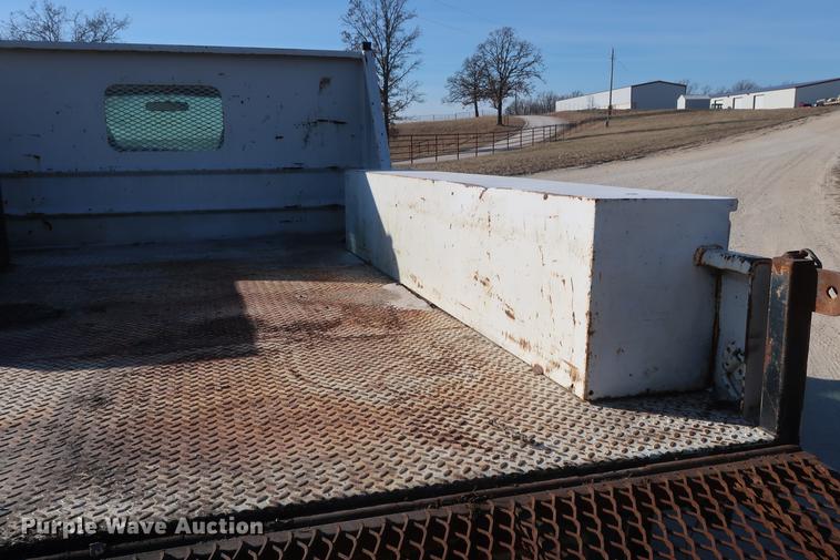 image for item DD9552 2000 Ford F350 Super Duty flatbed pickup truck