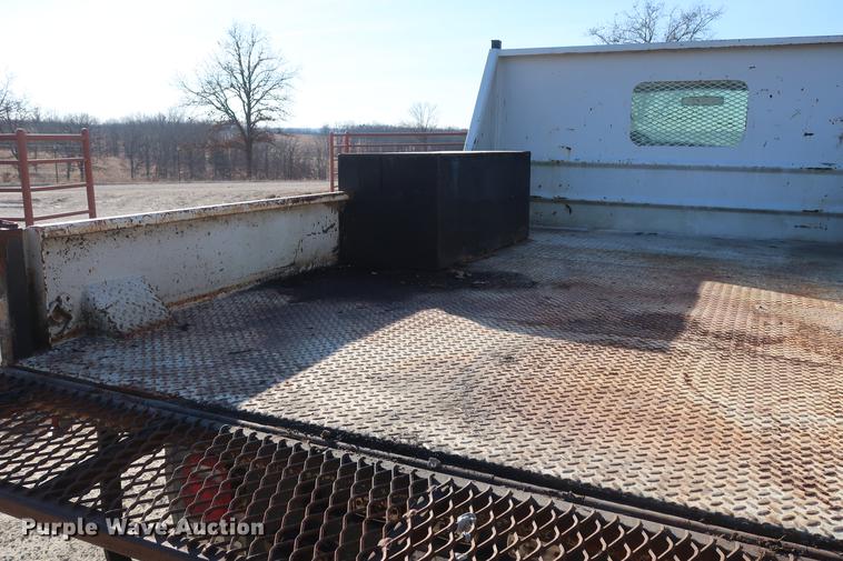 image for item DD9552 2000 Ford F350 Super Duty flatbed pickup truck