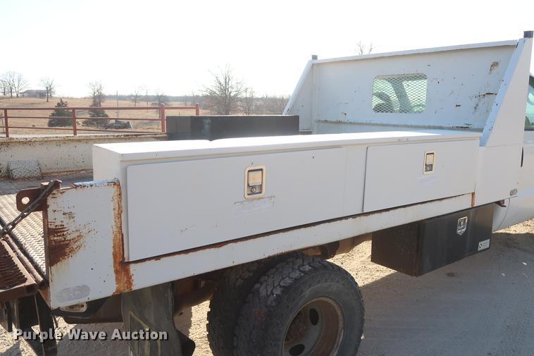 image for item DD9552 2000 Ford F350 Super Duty flatbed pickup truck