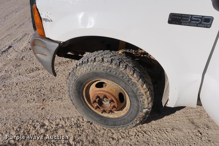 image for item DD9552 2000 Ford F350 Super Duty flatbed pickup truck