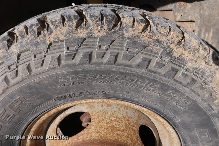 image for item DD9552 2000 Ford F350 Super Duty flatbed pickup truck