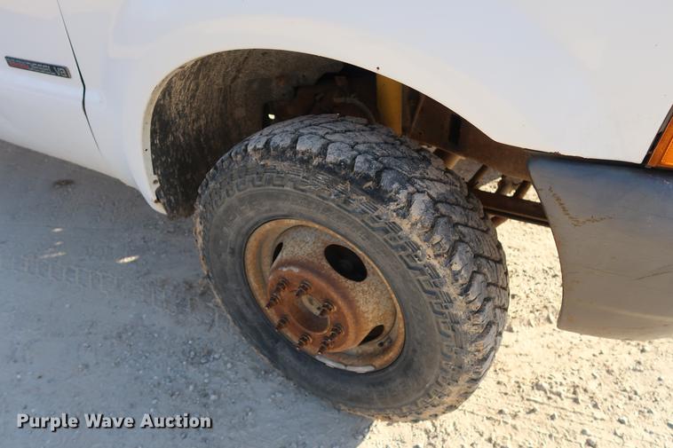 image for item DD9552 2000 Ford F350 Super Duty flatbed pickup truck