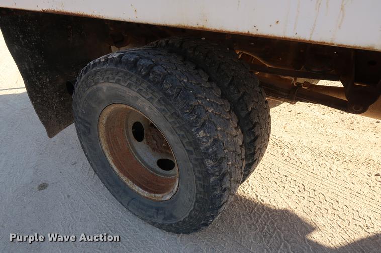 image for item DD9552 2000 Ford F350 Super Duty flatbed pickup truck