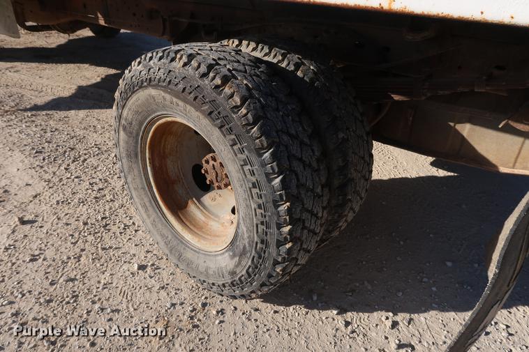 image for item DD9552 2000 Ford F350 Super Duty flatbed pickup truck