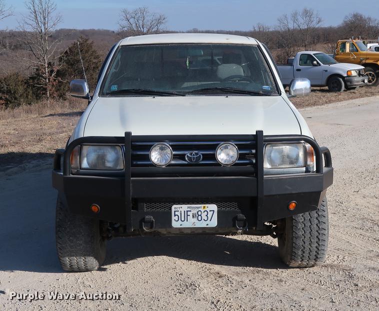 image for item DD9553 1996 Toyota T100 SR5 XtraCab pickup truck
