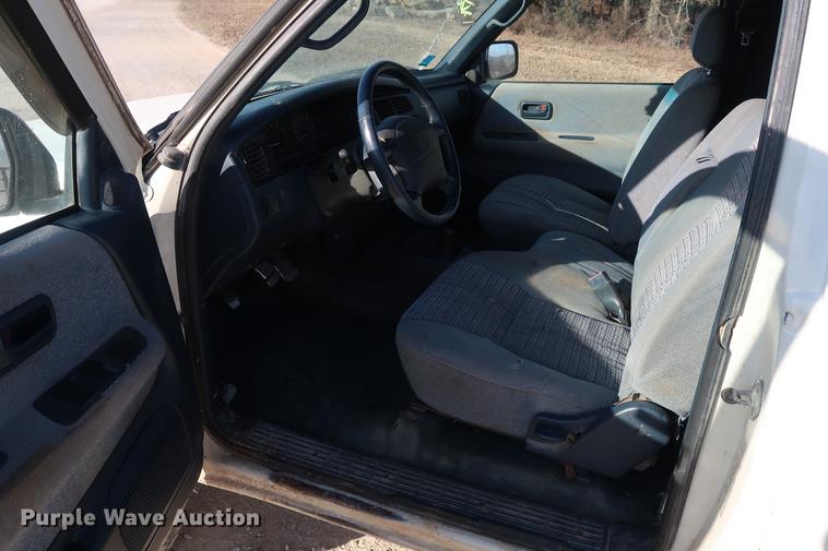 image for item DD9553 1996 Toyota T100 SR5 XtraCab pickup truck