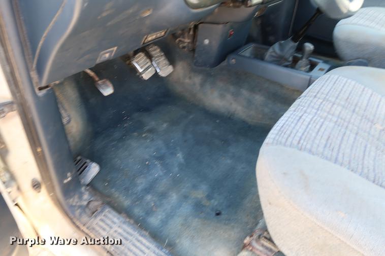 image for item DD9553 1996 Toyota T100 SR5 XtraCab pickup truck