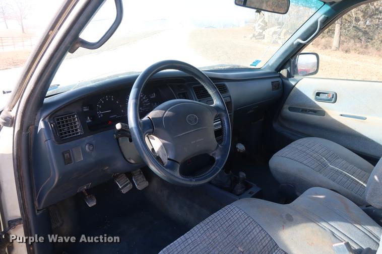 image for item DD9553 1996 Toyota T100 SR5 XtraCab pickup truck