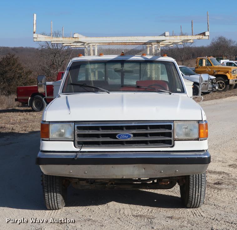 image for item DD9554 1991 Ford F450 Super Duty utility truck