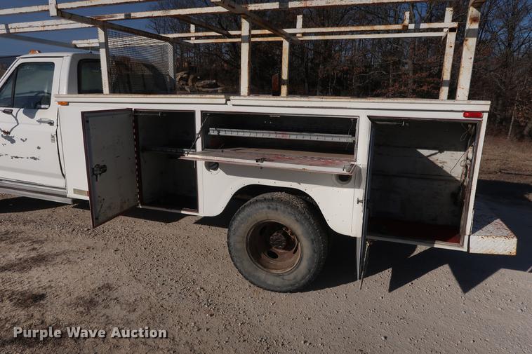 image for item DD9554 1991 Ford F450 Super Duty utility truck