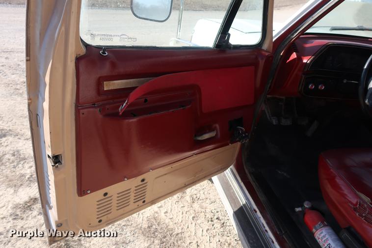 image for item DD9554 1991 Ford F450 Super Duty utility truck