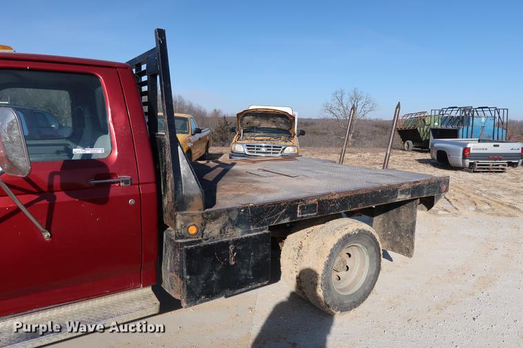 image for item DD9557 1997 Ford F350 flatbed pickup truck