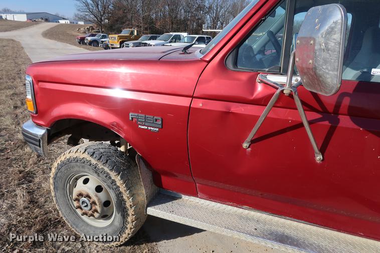 image for item DD9557 1997 Ford F350 flatbed pickup truck