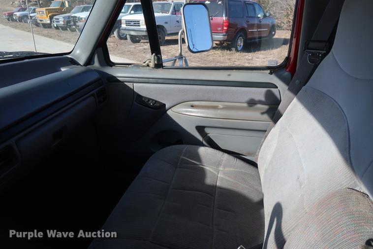 image for item DD9557 1997 Ford F350 flatbed pickup truck