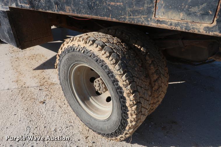 image for item DD9557 1997 Ford F350 flatbed pickup truck