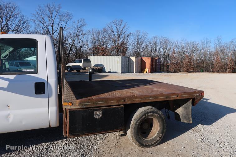image for item DD9560 2000 Ford F350 Super Duty flatbed pickup truck