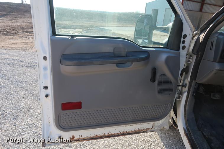 image for item DD9560 2000 Ford F350 Super Duty flatbed pickup truck