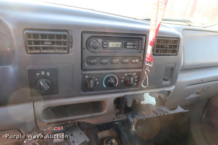 image for item DD9560 2000 Ford F350 Super Duty flatbed pickup truck