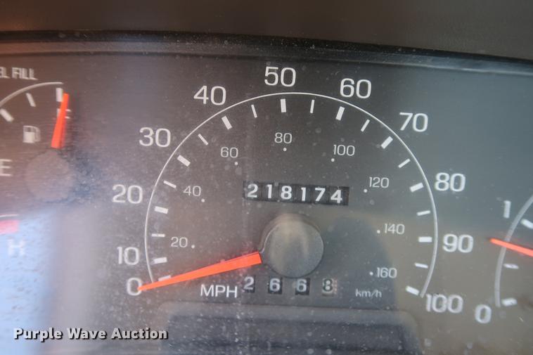 image for item DD9560 2000 Ford F350 Super Duty flatbed pickup truck