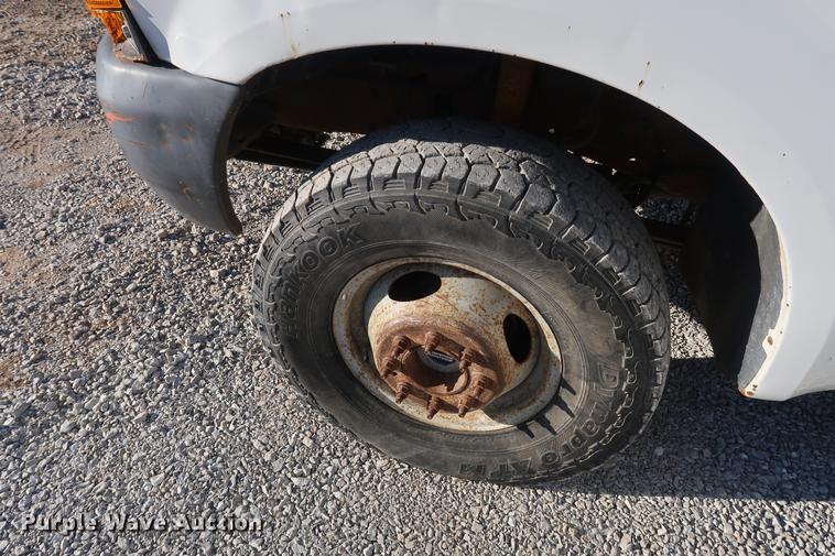 image for item DD9560 2000 Ford F350 Super Duty flatbed pickup truck