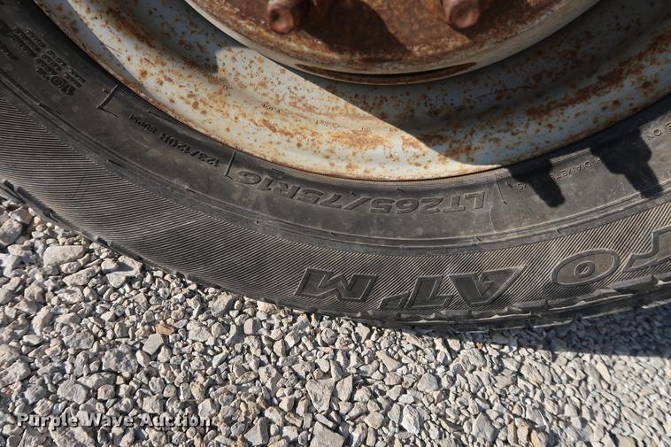 image for item DD9560 2000 Ford F350 Super Duty flatbed pickup truck