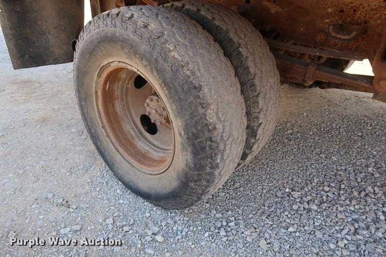 image for item DD9560 2000 Ford F350 Super Duty flatbed pickup truck