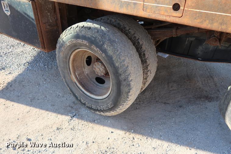 image for item DD9560 2000 Ford F350 Super Duty flatbed pickup truck