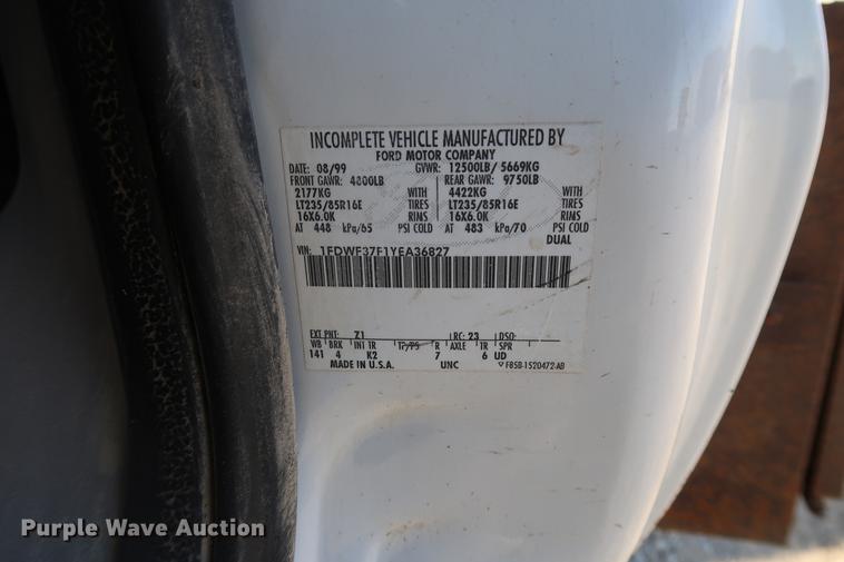 image for item DD9560 2000 Ford F350 Super Duty flatbed pickup truck