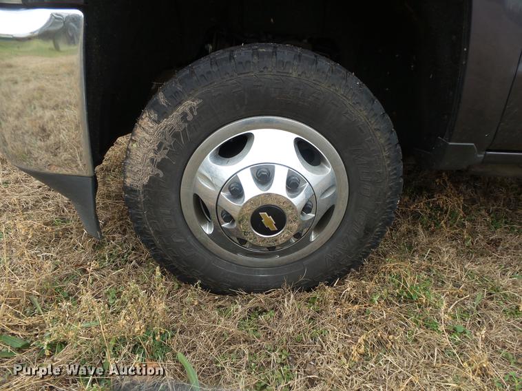 image for item DS9631 2015 Chevrolet Silverado 3500HD flatbed pickup truck