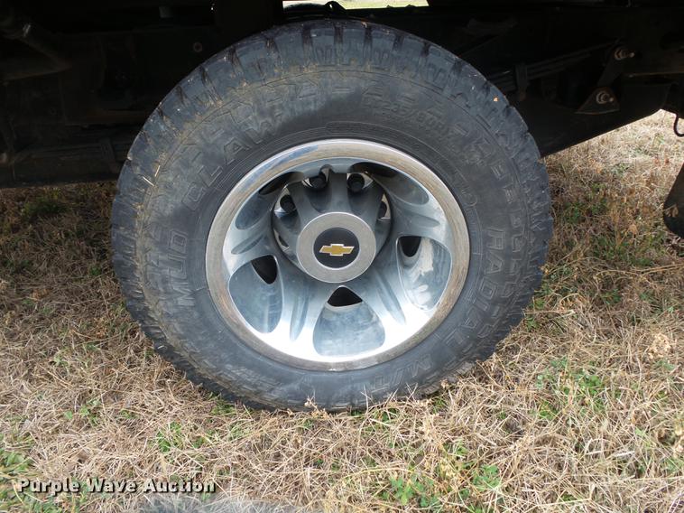 image for item DS9631 2015 Chevrolet Silverado 3500HD flatbed pickup truck