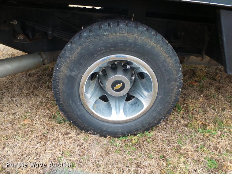 image for item DS9631 2015 Chevrolet Silverado 3500HD flatbed pickup truck