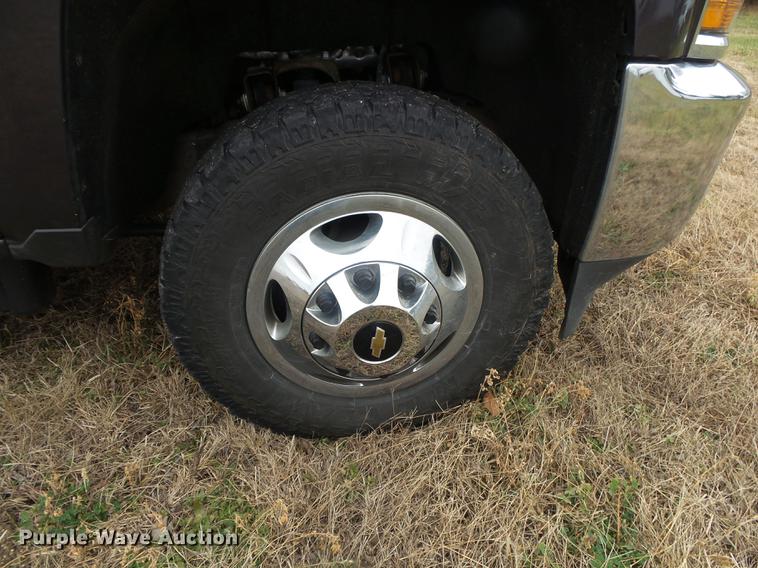 image for item DS9631 2015 Chevrolet Silverado 3500HD flatbed pickup truck