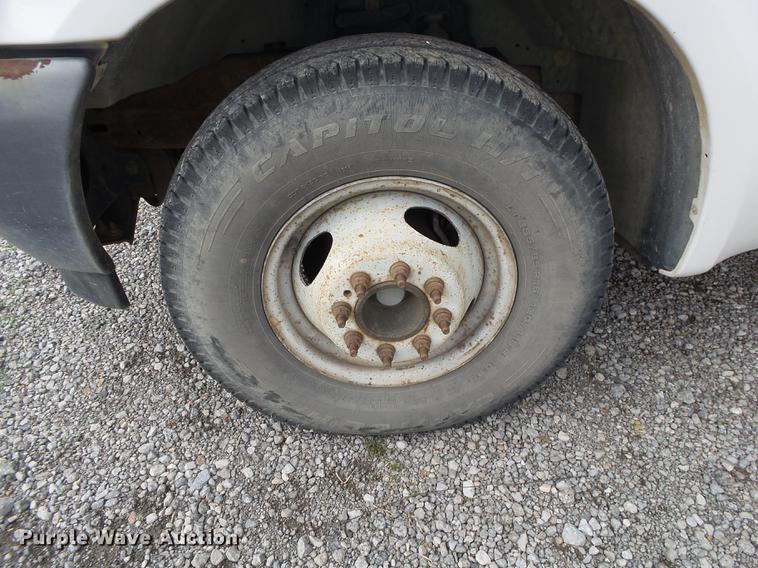 image for item DS9636 2004 Ford F350 truck cab and chassis