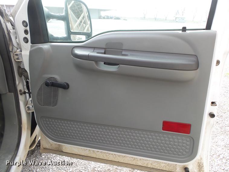 image for item DS9636 2004 Ford F350 truck cab and chassis