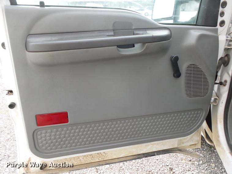 image for item DS9636 2004 Ford F350 truck cab and chassis