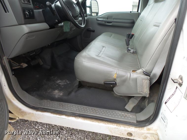 image for item DS9636 2004 Ford F350 truck cab and chassis