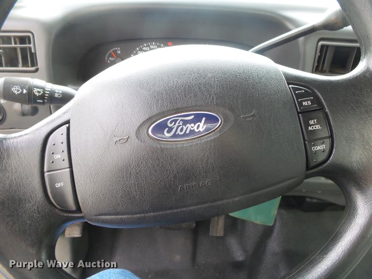 image for item DS9636 2004 Ford F350 truck cab and chassis