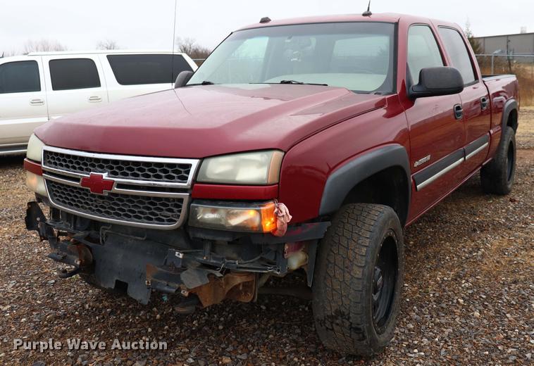 image for item EC9313 2005 Chevrolet Silverado 2500HD Crew Cab pickup truck