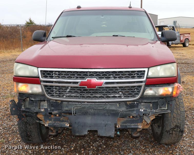image for item EC9313 2005 Chevrolet Silverado 2500HD Crew Cab pickup truck