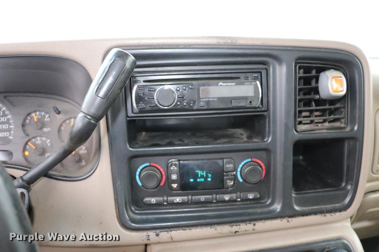 image for item EC9313 2005 Chevrolet Silverado 2500HD Crew Cab pickup truck