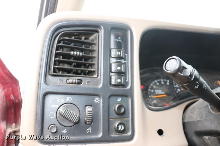 image for item EC9313 2005 Chevrolet Silverado 2500HD Crew Cab pickup truck