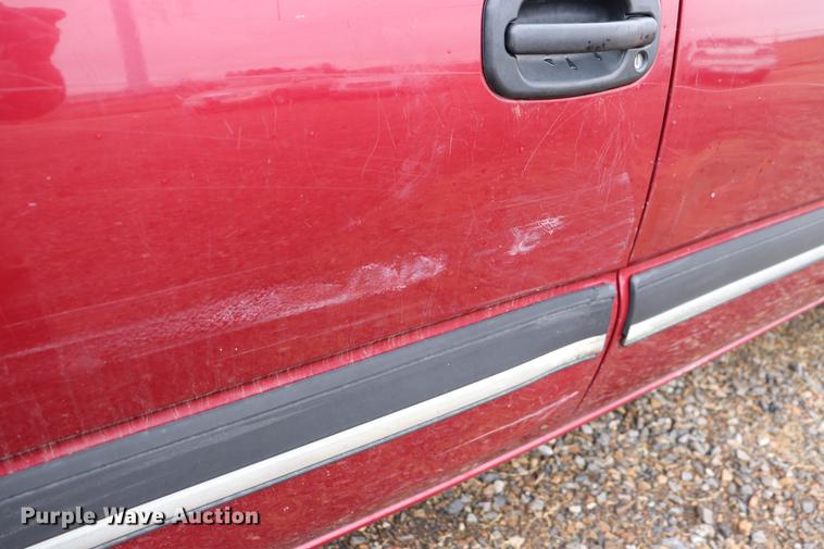 image for item EC9313 2005 Chevrolet Silverado 2500HD Crew Cab pickup truck