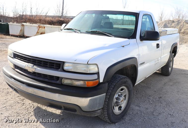 image for item EC9333 2001 Chevrolet Silverado 2500 pickup truck
