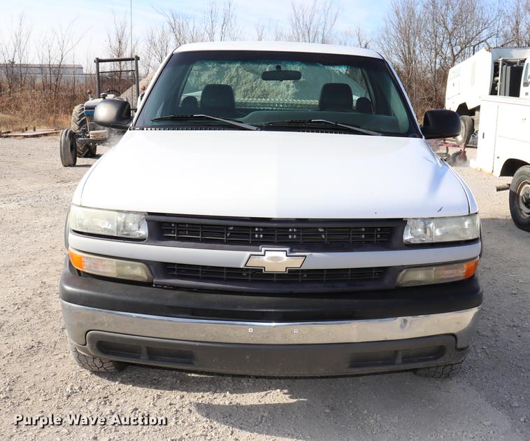 image for item EC9333 2001 Chevrolet Silverado 2500 pickup truck