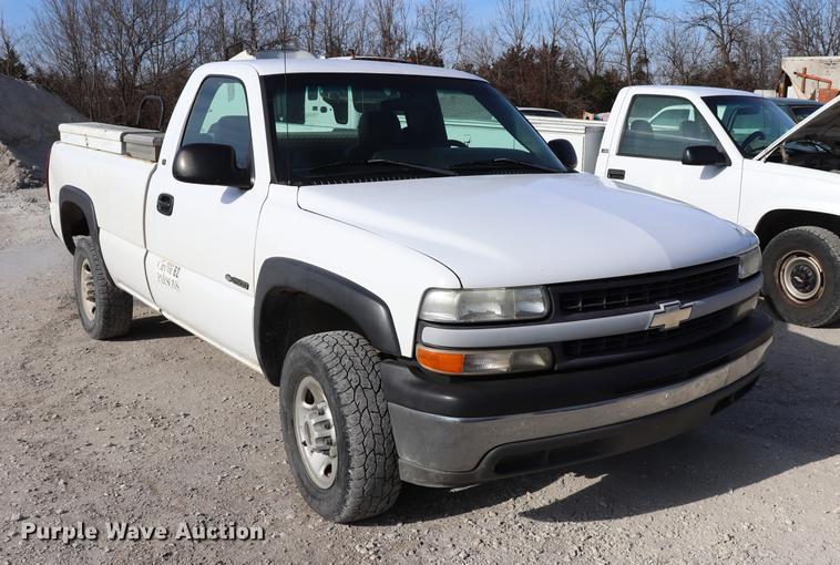 image for item EC9333 2001 Chevrolet Silverado 2500 pickup truck