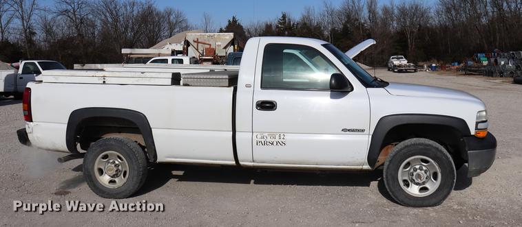 image for item EC9333 2001 Chevrolet Silverado 2500 pickup truck