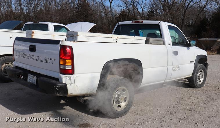 image for item EC9333 2001 Chevrolet Silverado 2500 pickup truck