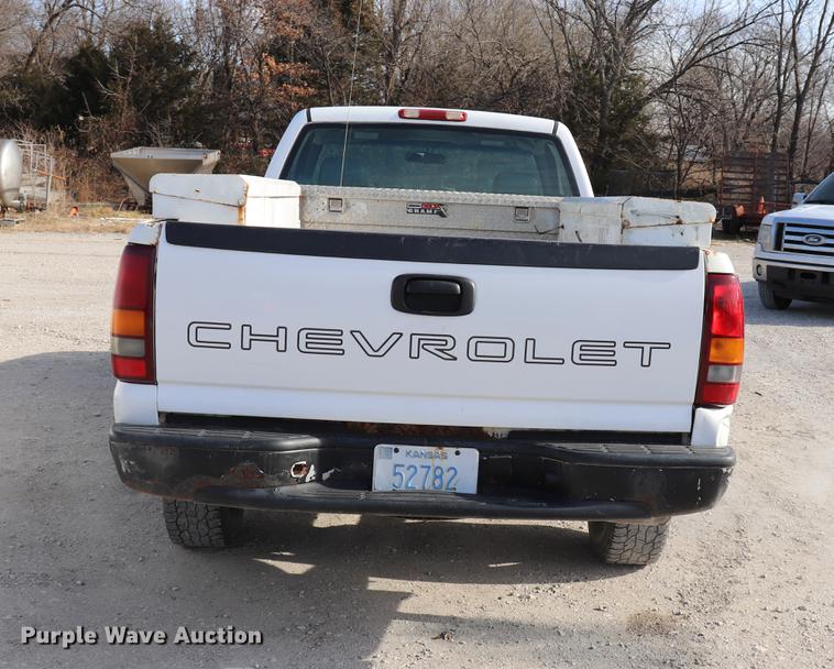 image for item EC9333 2001 Chevrolet Silverado 2500 pickup truck