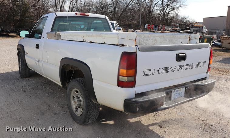 image for item EC9333 2001 Chevrolet Silverado 2500 pickup truck